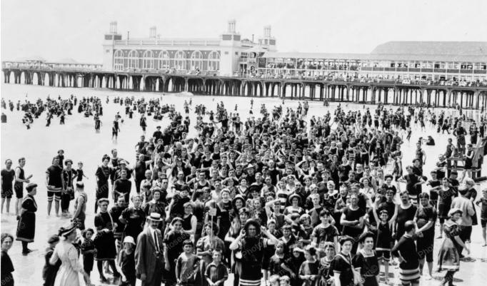 Atlantic City - A crowd on the beach - c 1910