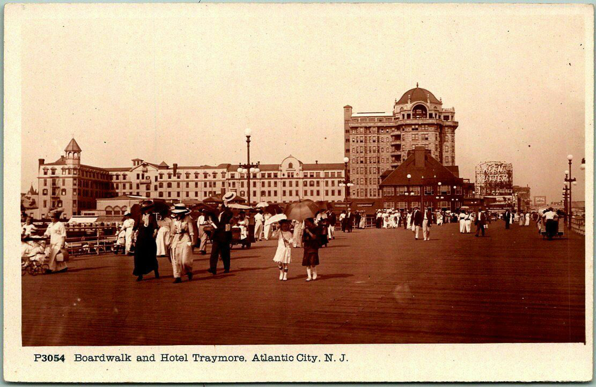Atlantic City - Boardwalk and mid stage Hotel Traymore - After 1905 and before 1911