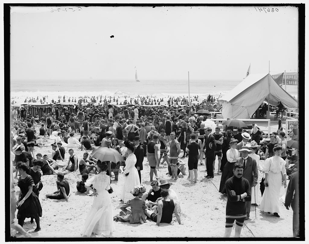Atlantic City - Crowed Beach - c 1900