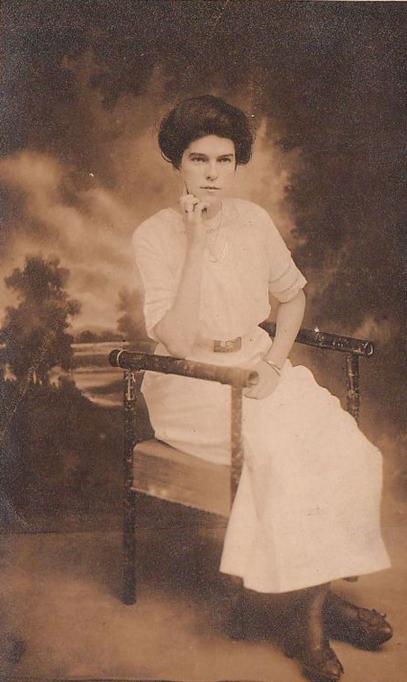 Atlantic City - Woman in a white dress - Palace Studio - c 1910