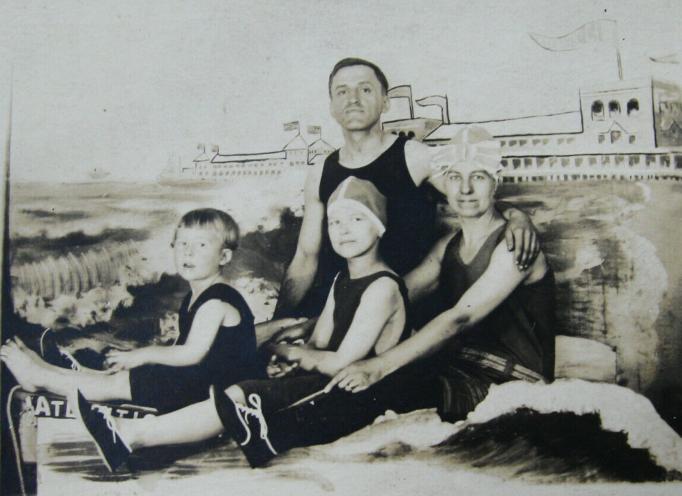 Atlantic City - Y0ung family of beach goers - 1820-30s