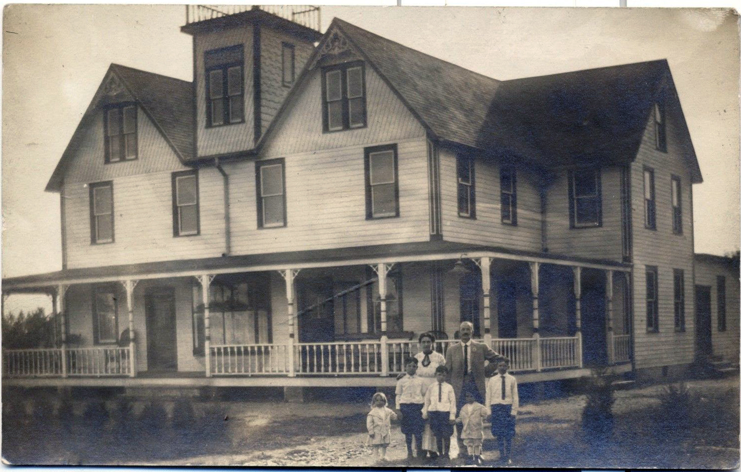 Dorothy - Hotel Dorothy - possibly with proprieters family - c 1910s or 20s