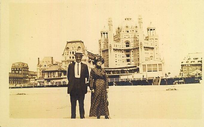 Atlantic City - A happi couple at the boardwalk - 1910s or so