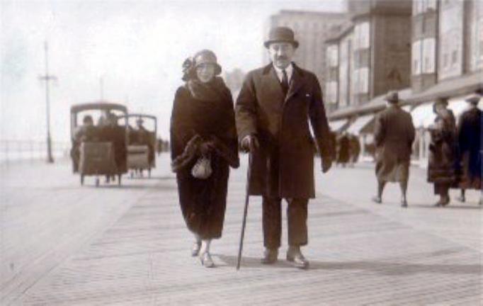 Atlantic City - A well dressed couple for a stroll om the boardwalk