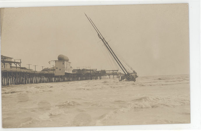 Atlantic City - Sailboat aground - 1910