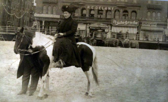 Atlantic City - Woman on a horse at the dunlop Hotel - 1918